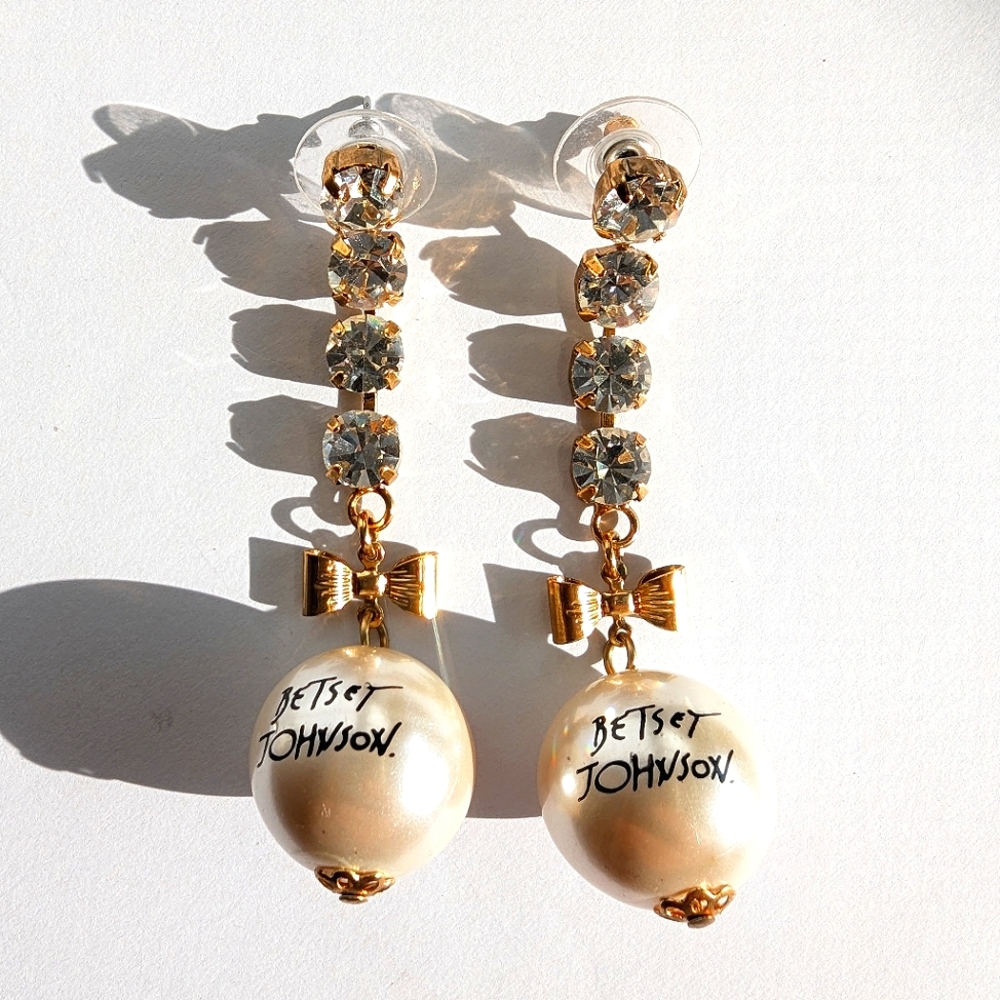 Betsey Johnson VINTAGE Chunky Pearl Drop Crystal Earrings 💕 2.5" drop RA